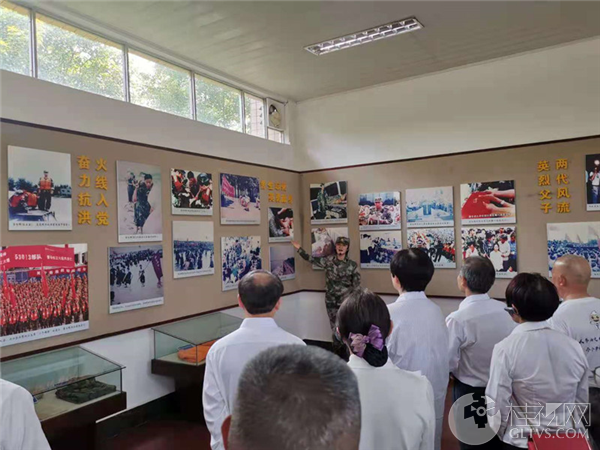 当天,党员们来到驻桂31635部队李向群烈士纪念园,向党旗誓词.